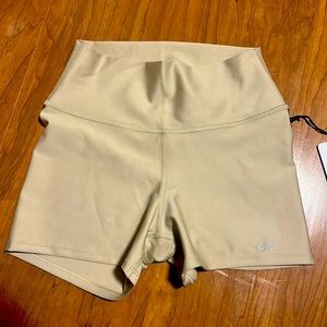 Alo small High-waist Airlift Shorts in California sand